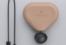 بررسی TheraGun Mini یک تفنگ ماساژ برقی دستی