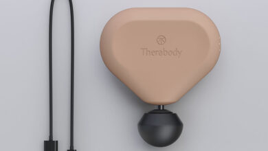 بررسی TheraGun Mini یک تفنگ ماساژ برقی دستی